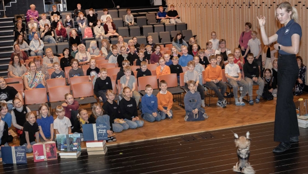 Kohalolijatele pakkusid rõõmu lugemiskoer Bailey koos juhendaja Gayla Mägiga Eesti Teraapia- ja Abikoerte Ühingust. Väike Baily näitas Gayla juhendamisel ette mitu osavat trikki. FOTOD: Aigar Nagel